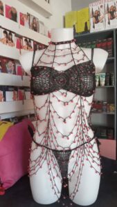 Aby Nuisette Tricotée Noir, Perles Rouges
